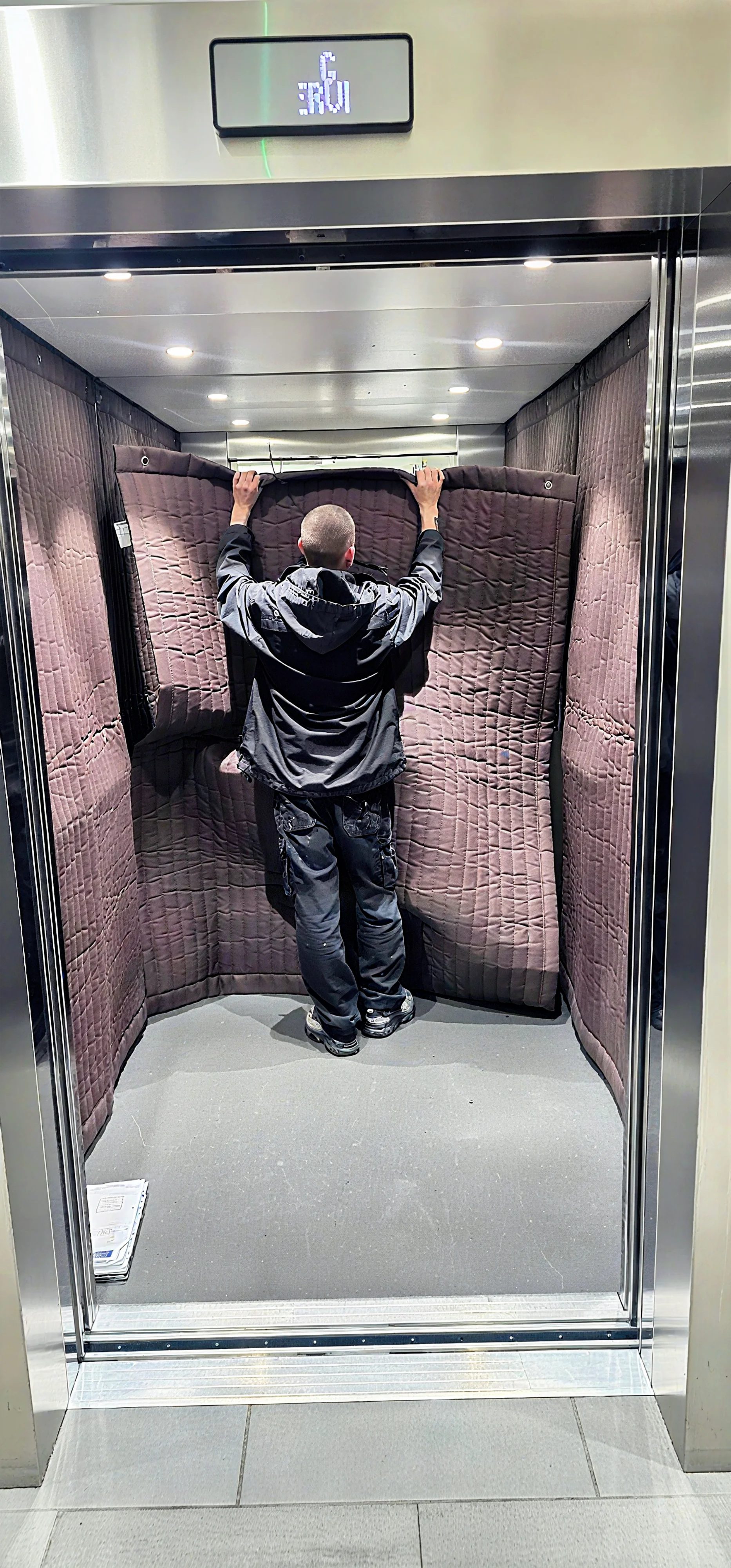 Team coordinating multi-site installation